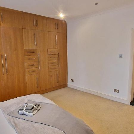 Apartament Action Packed Local 3Br 1 Mins Walk To Everything Londyn Zewnętrze zdjęcie