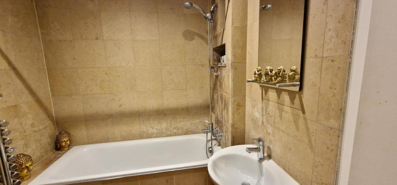 Apartament Action Packed Local 3Br 1 Mins Walk To Everything Londyn Zewnętrze zdjęcie