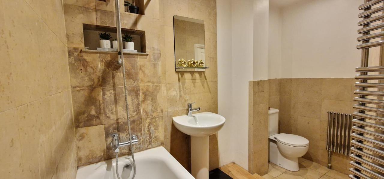 Apartament Action Packed Local 3Br 1 Mins Walk To Everything Londyn Zewnętrze zdjęcie