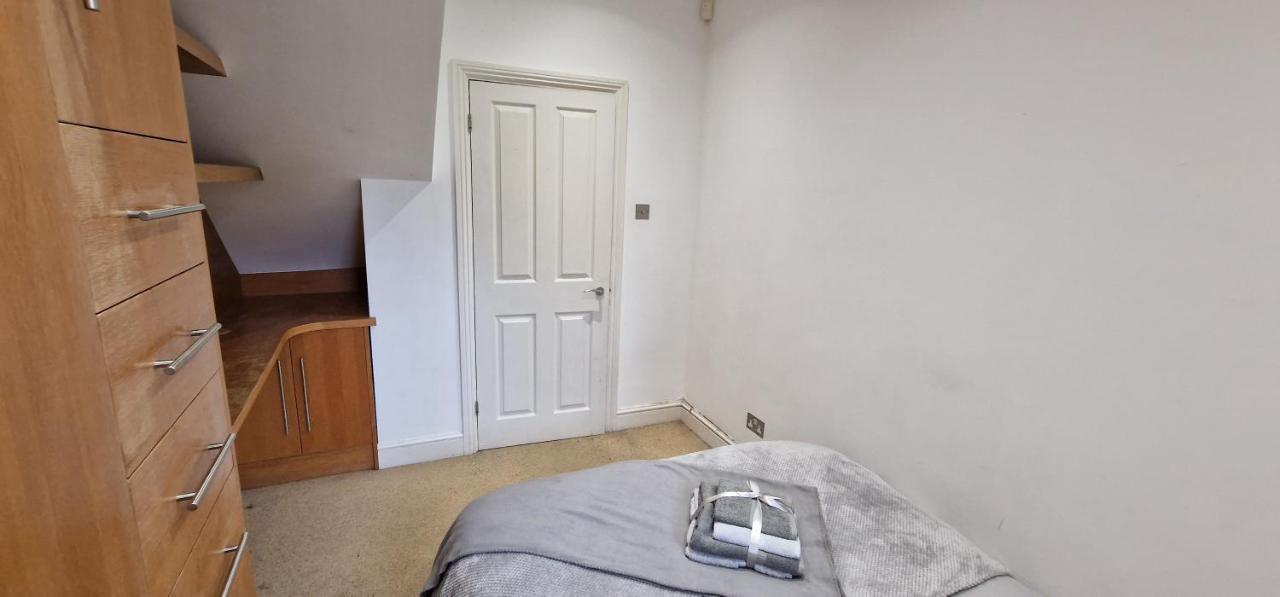 Apartament Action Packed Local 3Br 1 Mins Walk To Everything Londyn Zewnętrze zdjęcie