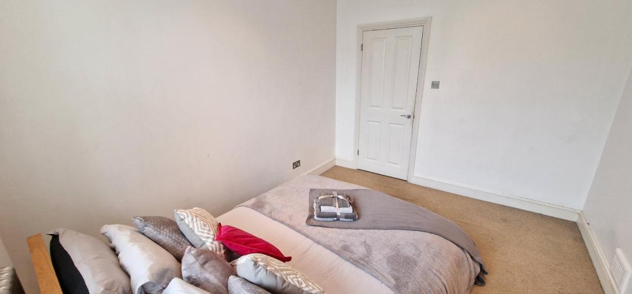 Apartament Action Packed Local 3Br 1 Mins Walk To Everything Londyn Zewnętrze zdjęcie