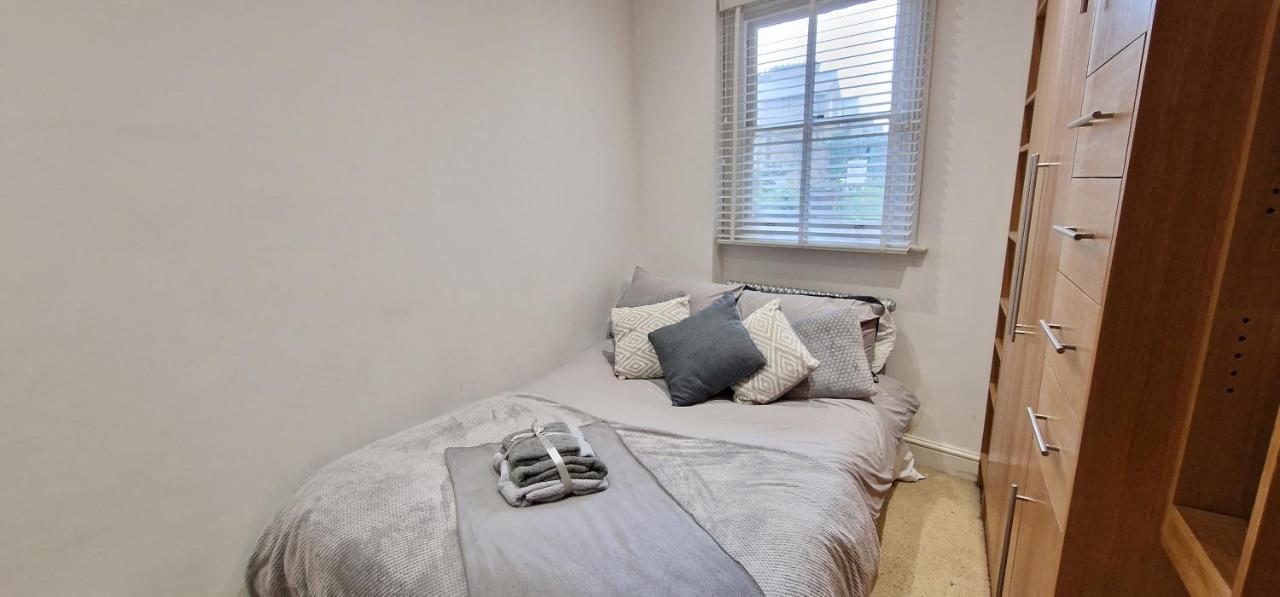Apartament Action Packed Local 3Br 1 Mins Walk To Everything Londyn Zewnętrze zdjęcie
